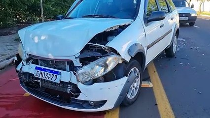 Colisão traseira é registrada no semáforo da Rua Alexandre de Gusmão