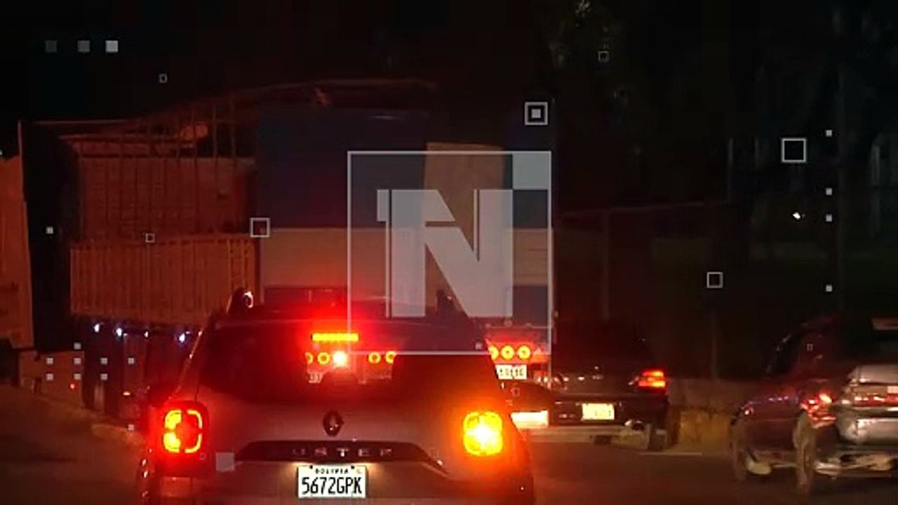 VIDEO: Camión de alto tonelaje quedó atascado en el desnivel del Puente Cobija