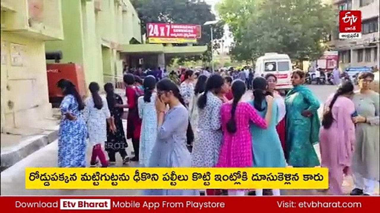 పల్టీలు కొడుతూ ఇంట్లోకి దూసుకెళ్లిన కారు - ఆరుగురు మృతి
