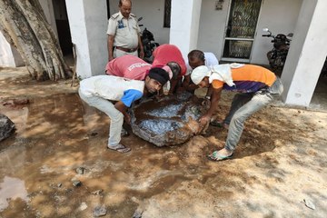 खेत में पन्द्रह फीट गहराई में अज्ञात धातु के 10 क्विंटल 10 किलो के दो कढ़ाईनुमा मिले पात्र