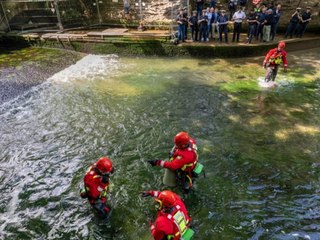 Nach tödlichem Unfall: Taucher suchen Eisbach ab