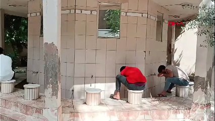 Camide namaz kılarken bıçaklandı