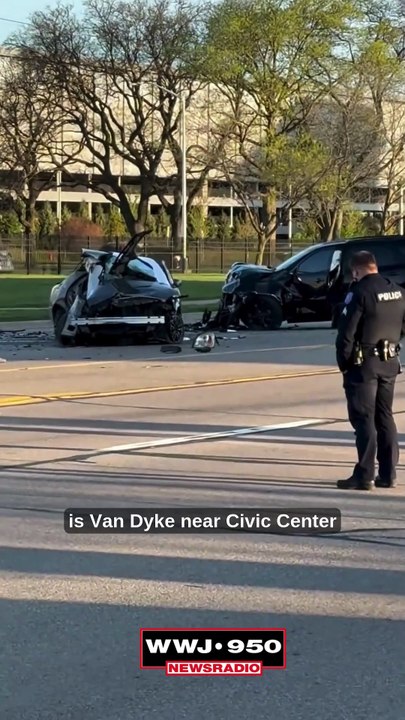 Deadly crash shuts down Van Dyke Ave. in Warren