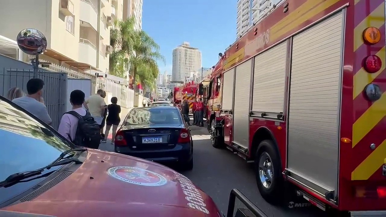 Incêndio em prédio na Grande Florianópolis é controlado pelo Corpo de Bombeiros