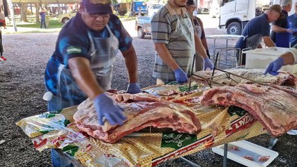 Costelões já estão sendo temperados para a Festa do Trabalhador
