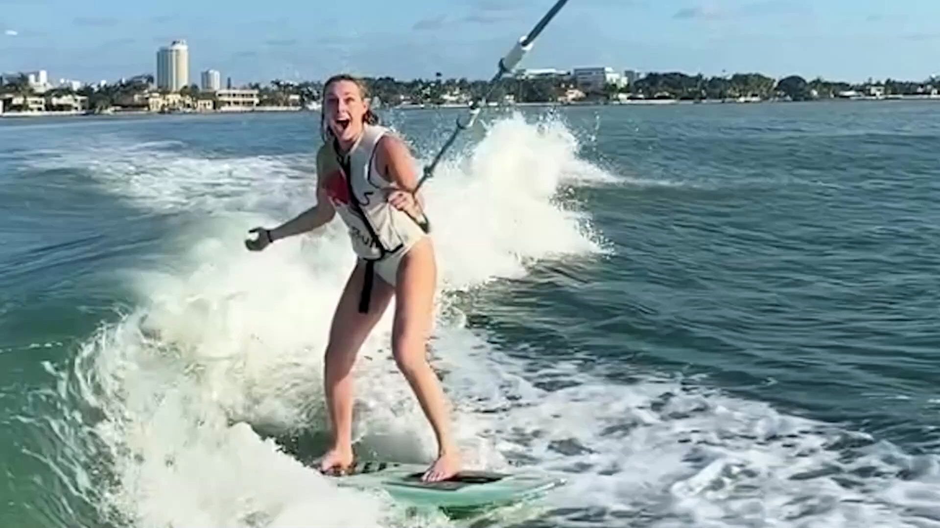 Video Dallo sci alla meraviglia del mare: Lindsey Vonn fa un incontro inaspettato sul wakesurf