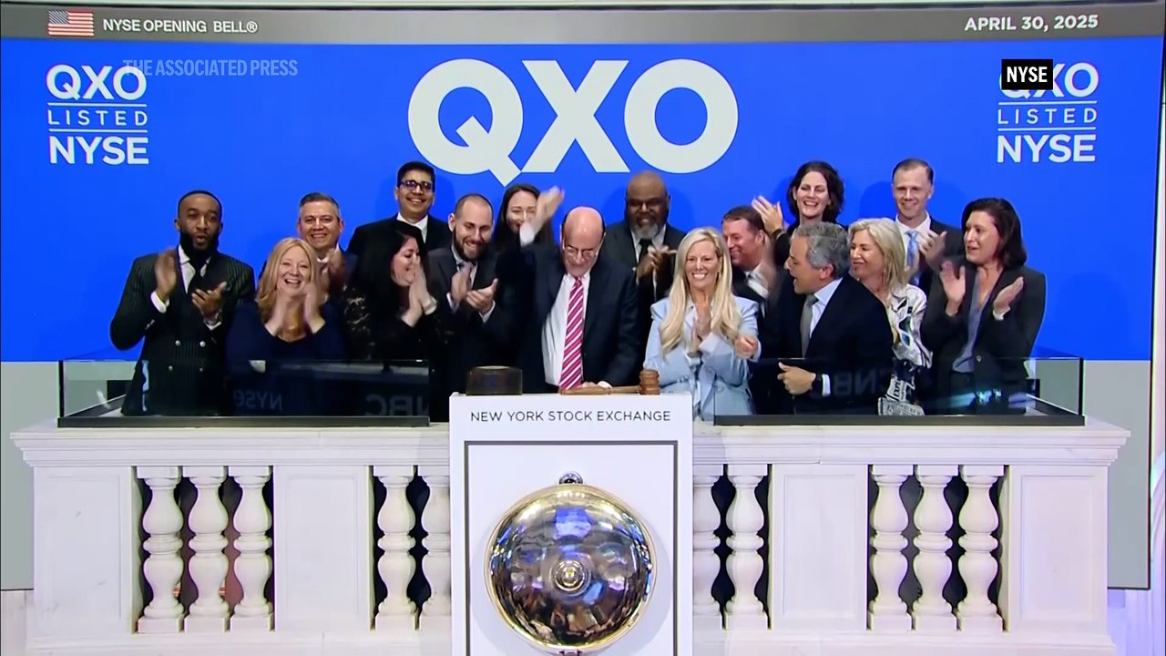 Wall Street sinks following signals that the US economy is sputtering