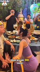 Luar Biasa! Penari Ini Tuang Minuman Guna Mulut Kepada Seorang Lelaki