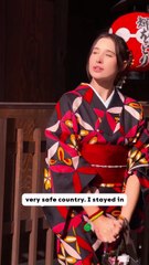 Alertée par une drôle d’odeur dans sa chambre d’hôtel, elle découvre un homme caché sous son lit