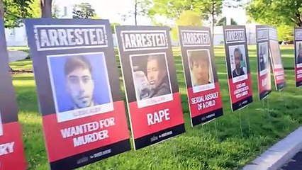 La Administradicón de EEUU coloca carteles de migrantes detenidos frente a la Casa Blanca