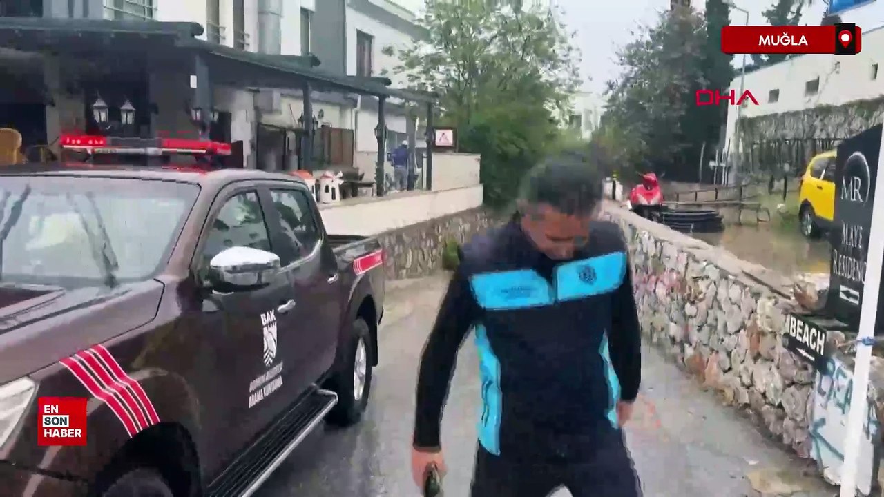 Muğla'da sel suları nedeniyle denizin rengi kahverengine döndü