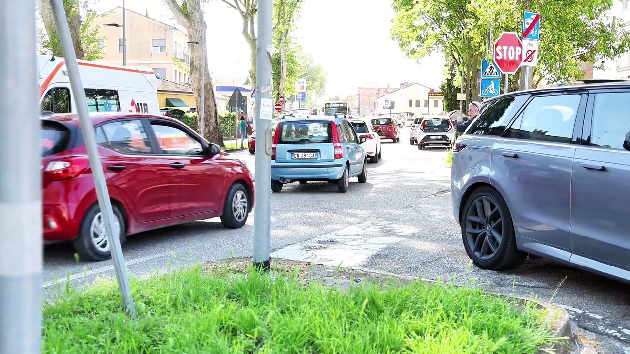 Ferrara, madre e figlia investite in via Comacchio