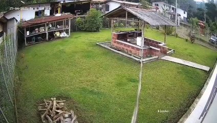 Graban cuando menor huye de su agresor en Colombia