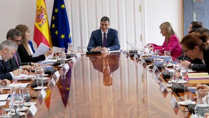 Pillada a Sánchez por un micro abierto en una reunión tras el apagón: "¿Con cebolla o sin cebolla?"