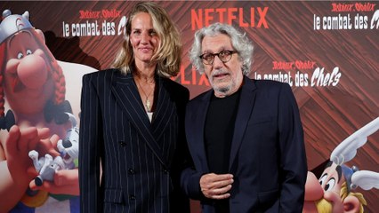 GALA VIDEO - Alain Chabat, rare apparition avec sa femme Tiara, de 23 ans sa cadette : le couple très complice !