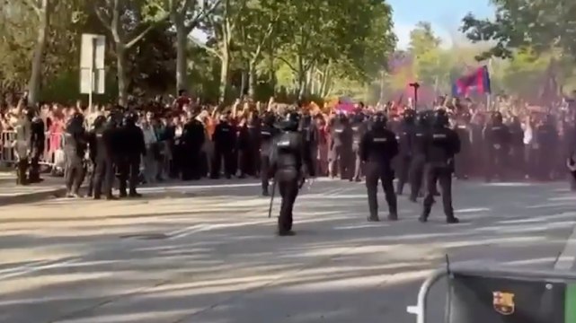 Inter, i tifosi del Barcellona lanciano bottiglie contro il pullman nerazzurro: il video