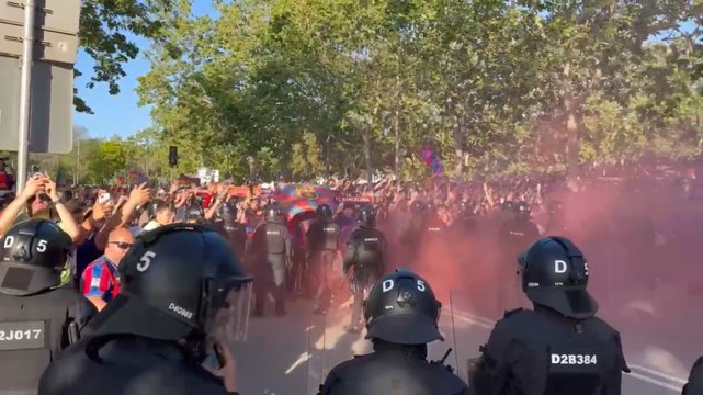 Inter, i tifosi del Barcellona lanciano bottiglie contro il pullman nerazzurro: il video