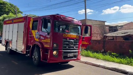 Incêndio atinge casa abandonada e assusta moradores no Parque Laranjeiras, em Umuarama