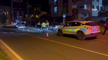 Hafif ticari araç anne ve kızına çarptı