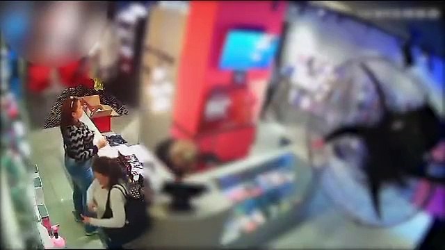 Dupla de falsas clientes furta sexy shop em Curitiba e foge com produtos e celular da dona