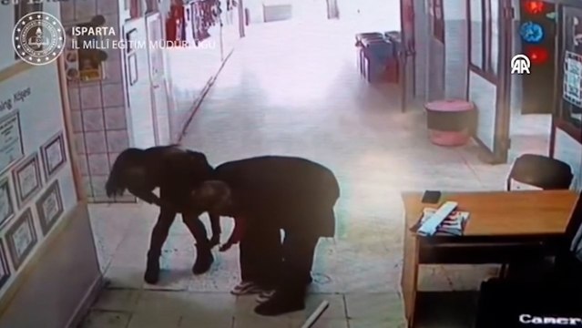 Boğulma tehlikesi geçiren öğrenciye öğretmeni müdahale etti