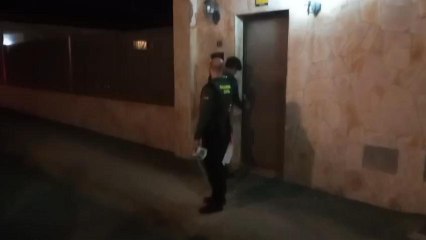 Unos agentes de la Guardia Civil, este miércoles, precintando el chalé de Sangonera la Seca donde se produjo el ataque.