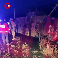 Van'da yolcu otobüsü devrildi 28 yaralı