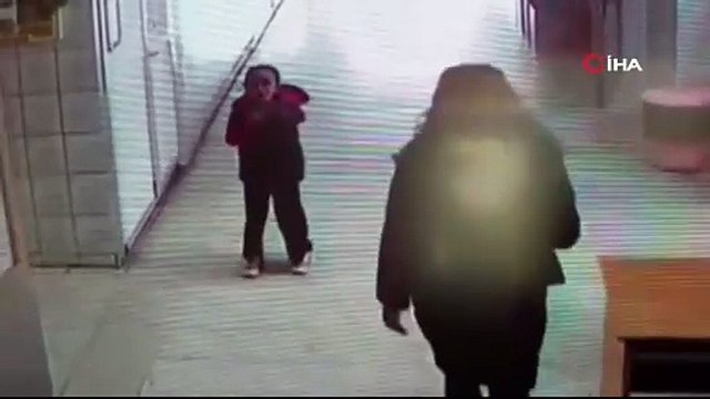 İlkokul sınıfında minik öğrencinin hayatını kadın öğretmen kurtardı