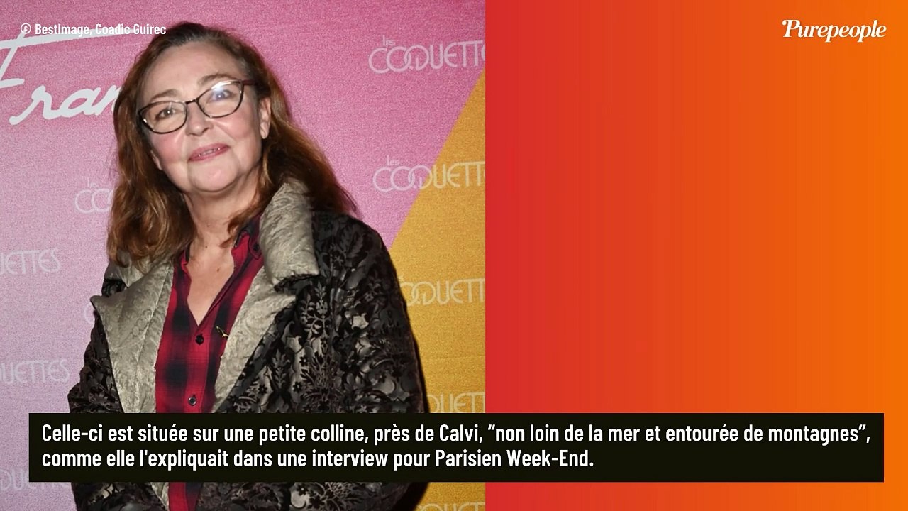 Catherine Frot : Sa maison en Corse située sur une colline, dotée d'une piscine écologique et d'un jardin "un peu flou"