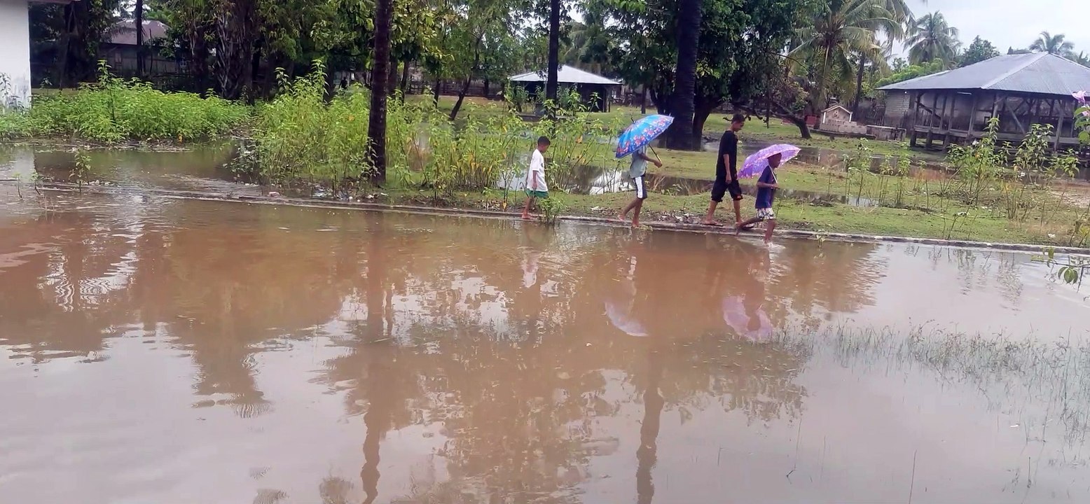 Akibat Hujan Deras, Ruas Jalan Desa Umatoos "Tergenang Air", Pj. Desa Umatoos Angkat Bicara!