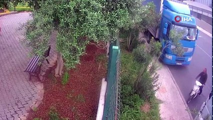 Tırın camını kırdı, telefonu çaldı! Hırsızlık anı kamerada