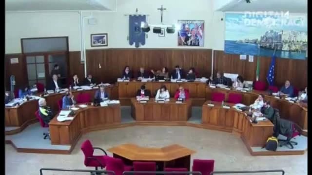 Polignano, bufera in Consiglio comunale. «Stai a cuccia». Caos in aula