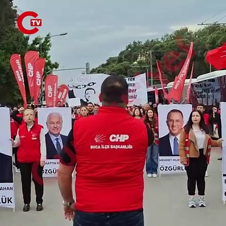 İzmir'de CHP’liler tutuklu bulunan Ekrem İmamoğlu, Rıza Akpolot,  Resul Emrah Şahan, Mehmet Murat Çalık, Alattin Köseler isimlerini de sayarak "Burada" diyerek yoklama aldı.