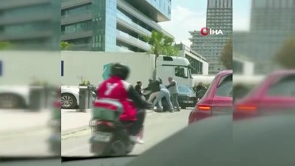 İzmir'de Trafikte Satırlı Kavga Kamerada