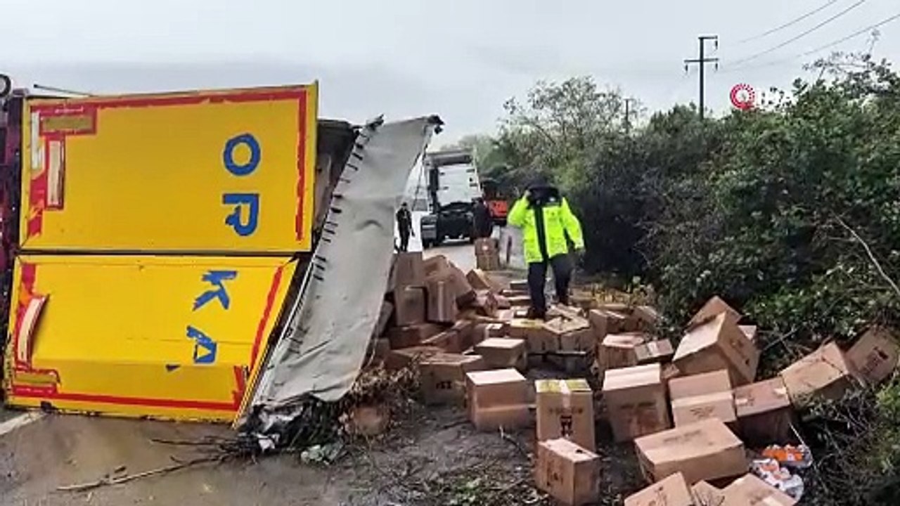 Tır devrildi, otobanda kilometrelerce araç kuyruğu oluştu: Kaza anı kamerada!