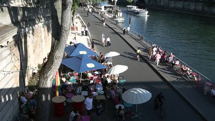 الباريسيون يستمتعون بأشعة الشمس وسط موجة حر مبكرة