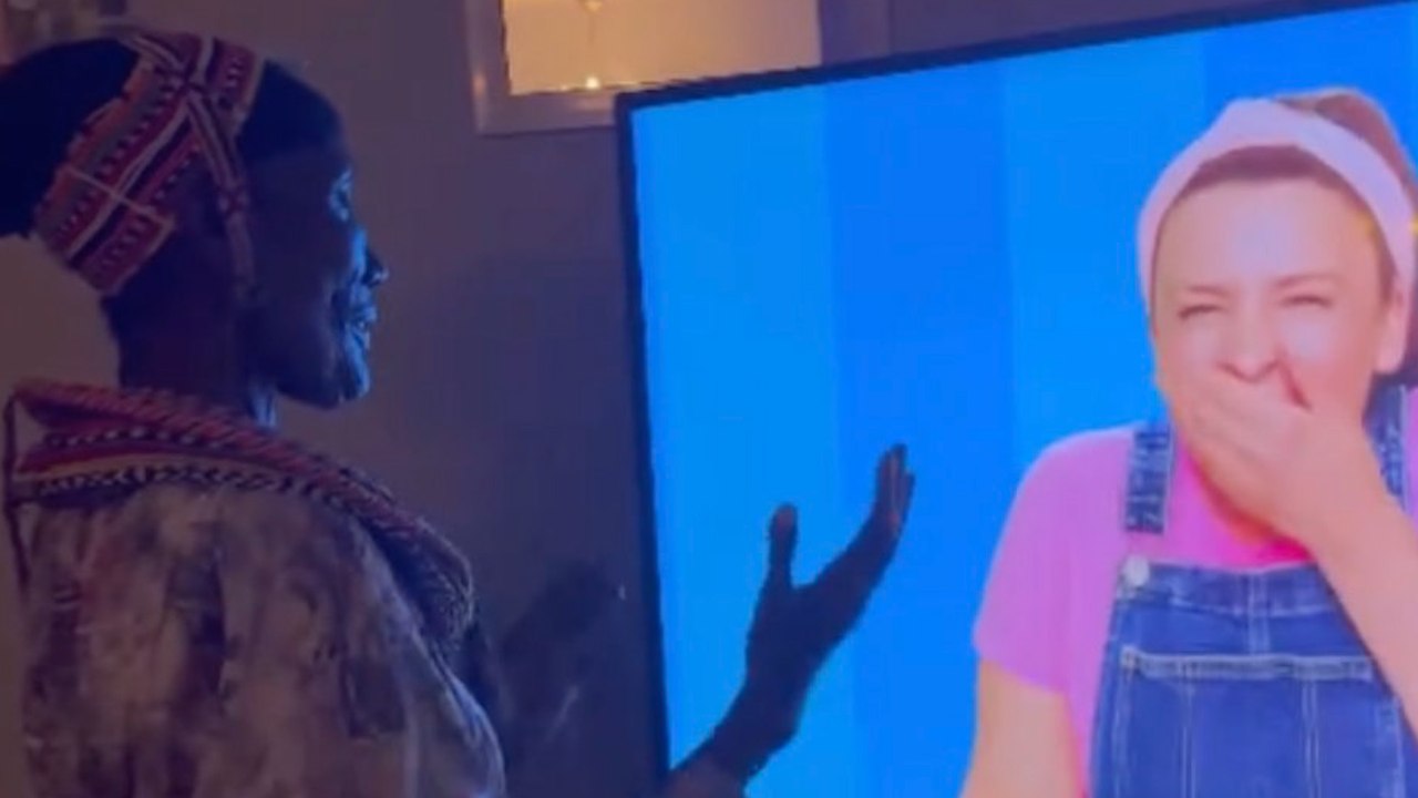 Frau, die noch nie ferngesehen hat, ist von youtuberin rachel fasziniert