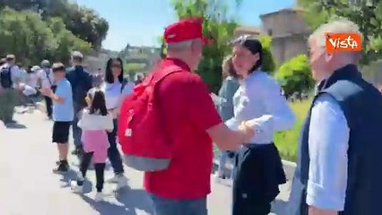 Primo Maggio, Elly Schlein alla manifestazione dei sindacati a Roma, le strette di mano fra la gente