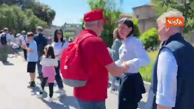 Primo Maggio, Elly Schlein alla manifestazione dei sindacati a Roma, le strette di mano fra la gente