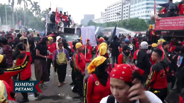 Terbaru! Polisi Pukul Mundur Massa Demo Buruh di Depan Gedung DPR Jakarta