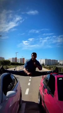 Oran n’a rien à envier à Hollywood… Abdelhak a recréé la scène culte de Van Damme avec deux voitures !