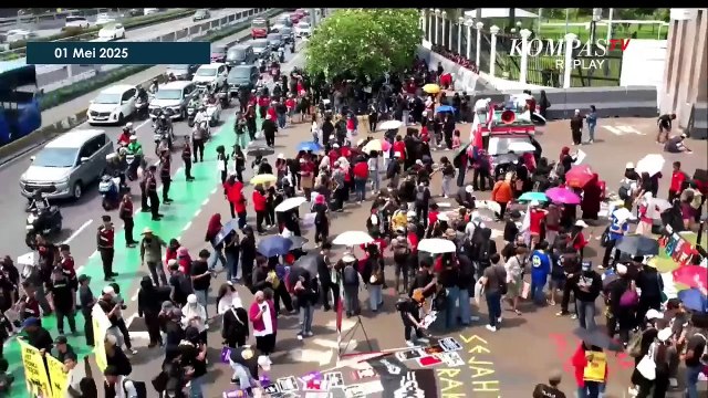 Suasana Terkini Demo Hari Buruh di Depan Gedung DPR