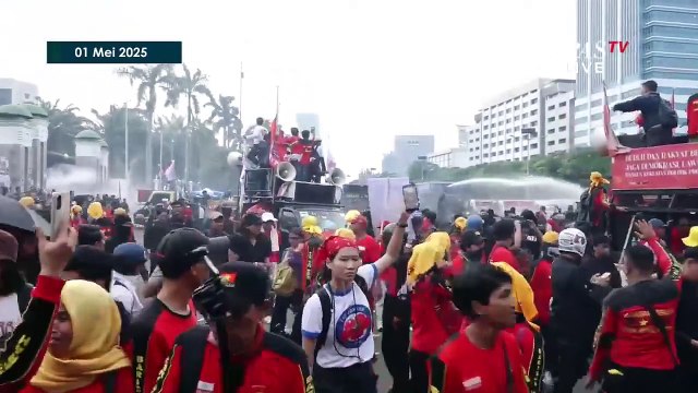 Detik-Detik Polisi Bubarkan Massa Demo Buruh di Gedung DPR-MPR Jakarta, Kendaraan Taktis Dikerahkan