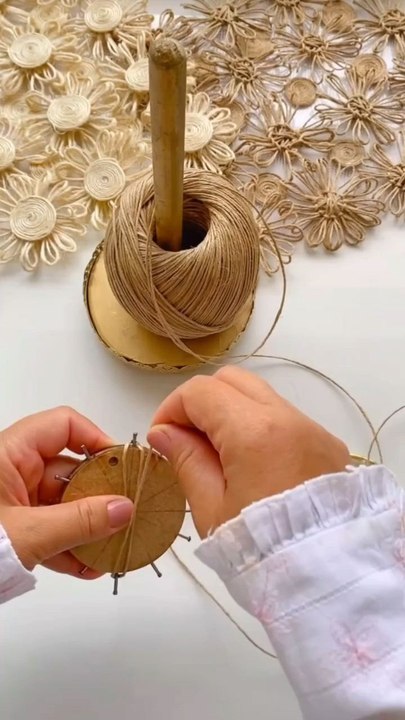 How to make sousplate using waxed rami wire or sisal wire via: @lainytavaresLearn how to make a beautiful and durable sousplat using waxed rami wire or sisal wire. This easy DIY project adds a natural, rustic touch to your table setting.