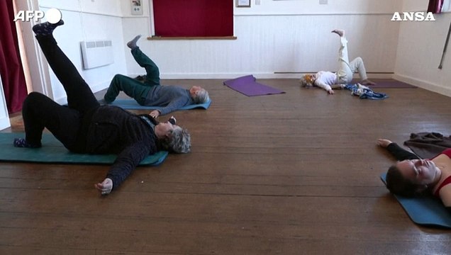 Regno Unito, la centenaria veterana della Seconda guerra mondiale che insegna yoga