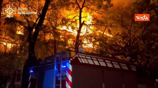 Guerra Ucraina, attacco con droni russi su Odessa, due morti. I soccorsi tra le macerie