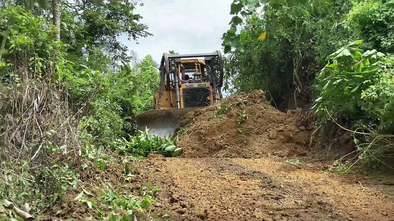How to Effectively Use the D6R XL Bulldozer for Road Service