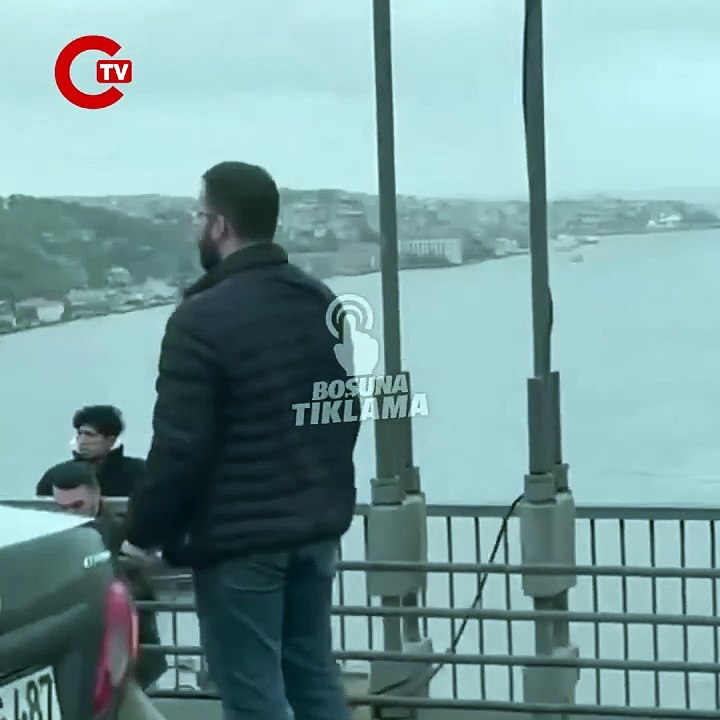 İstanbul'da köprüde intihar girişiminde bulunan bir genci Röportaj Adam ikna etmeye çalıştı.