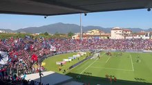 Pisa, i giocatori sotto la Curva Nord dopo la vittoria col Frosinone