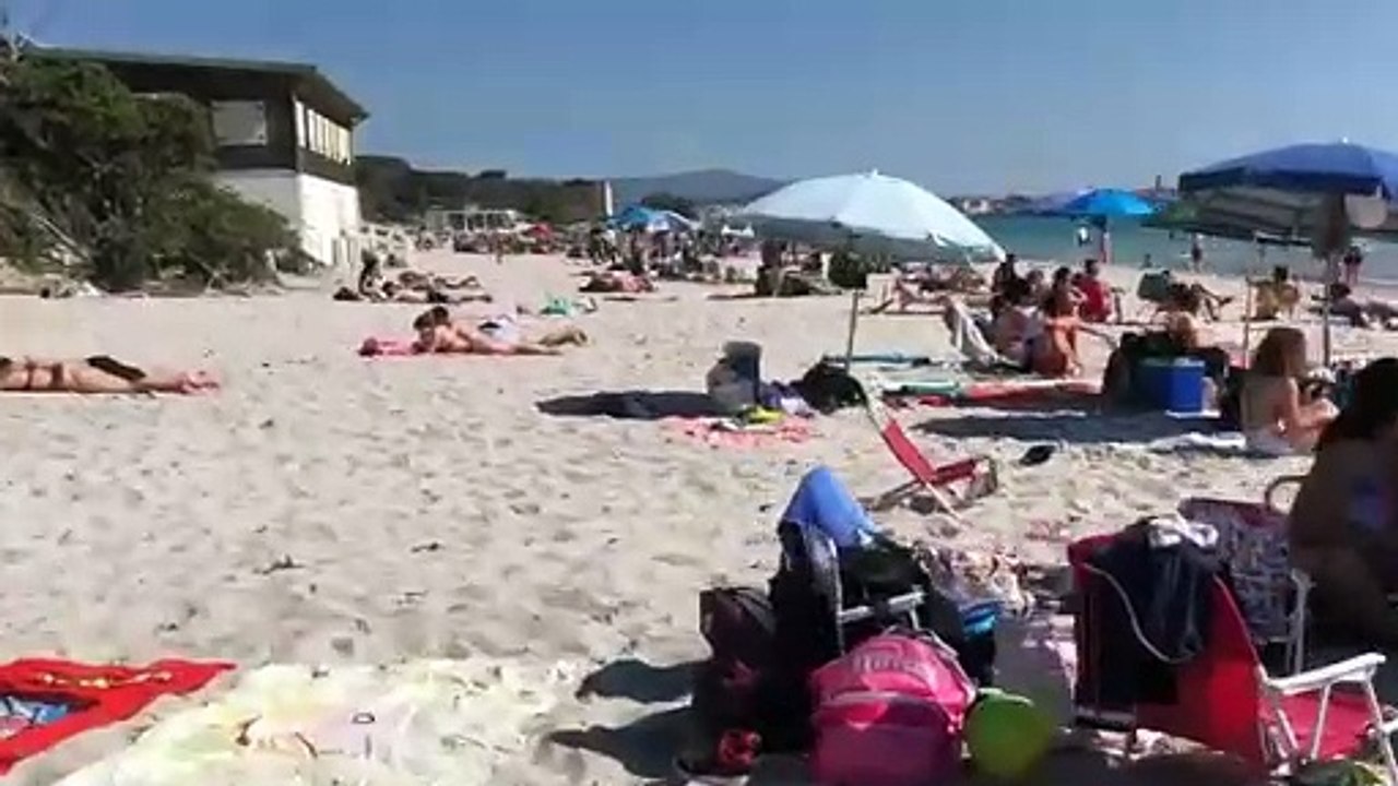 Alghero, primi bagni e poi concerti in piazza Sulis